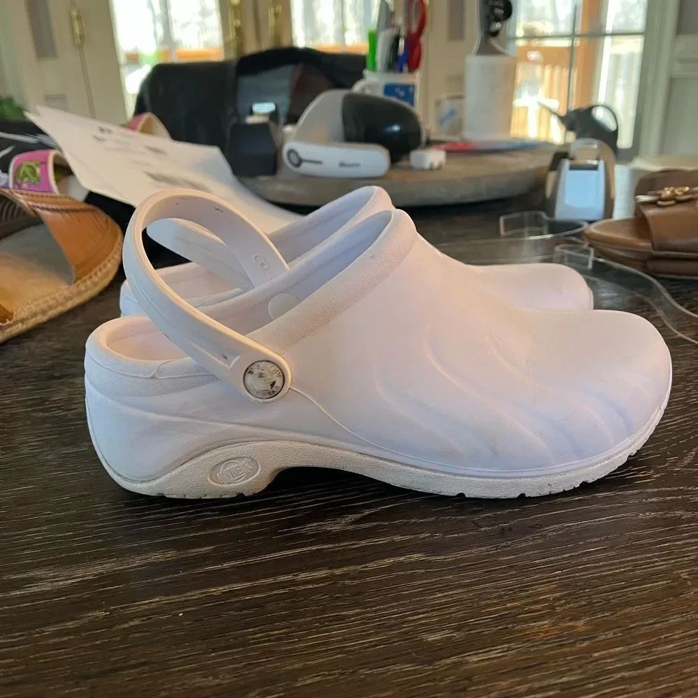 Any Wear Work Wear White Nurse Clogs Shoes sz 8 (m) 9.5 (W)